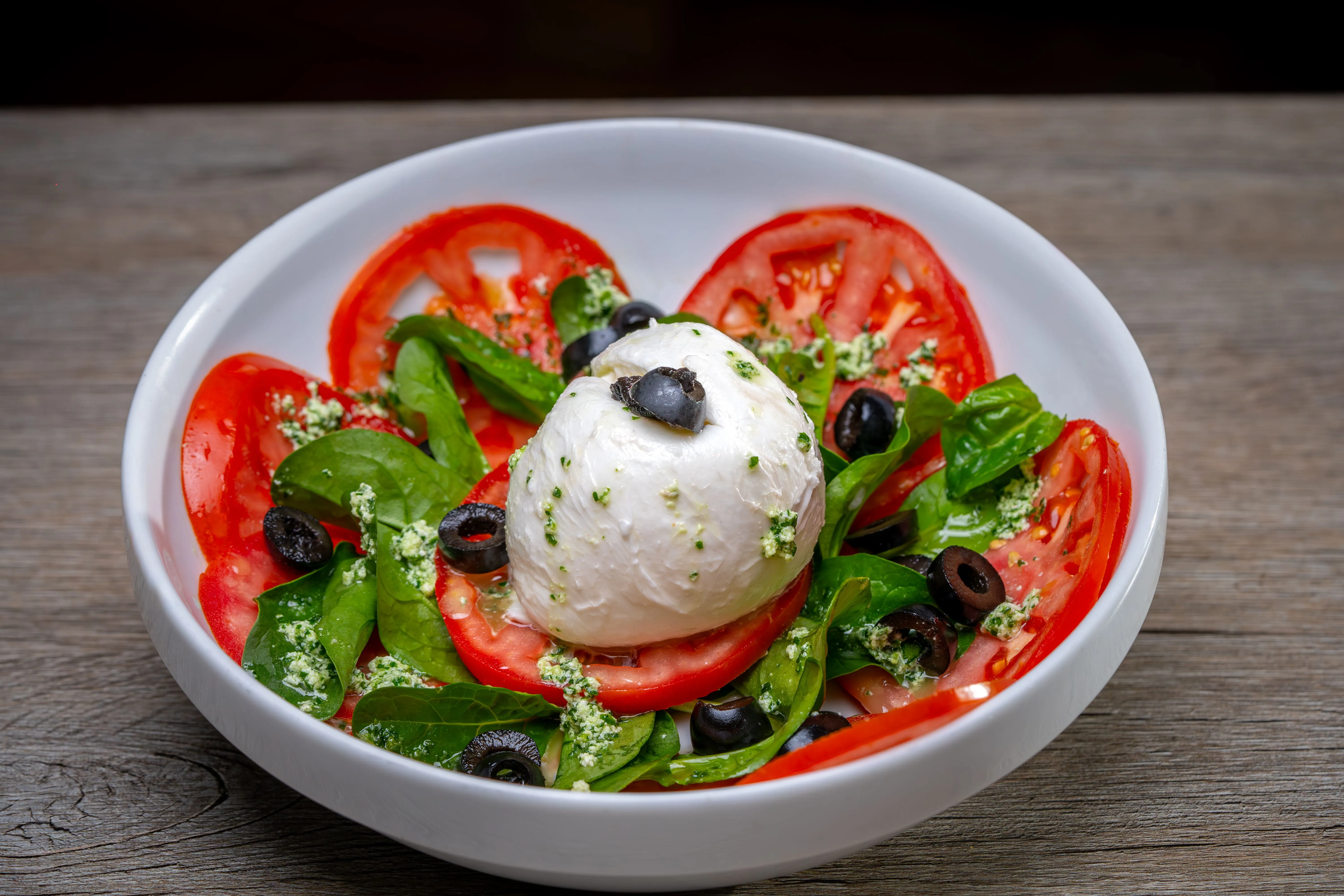 Délicieuse salade de tomate et mozarella avec du basilic