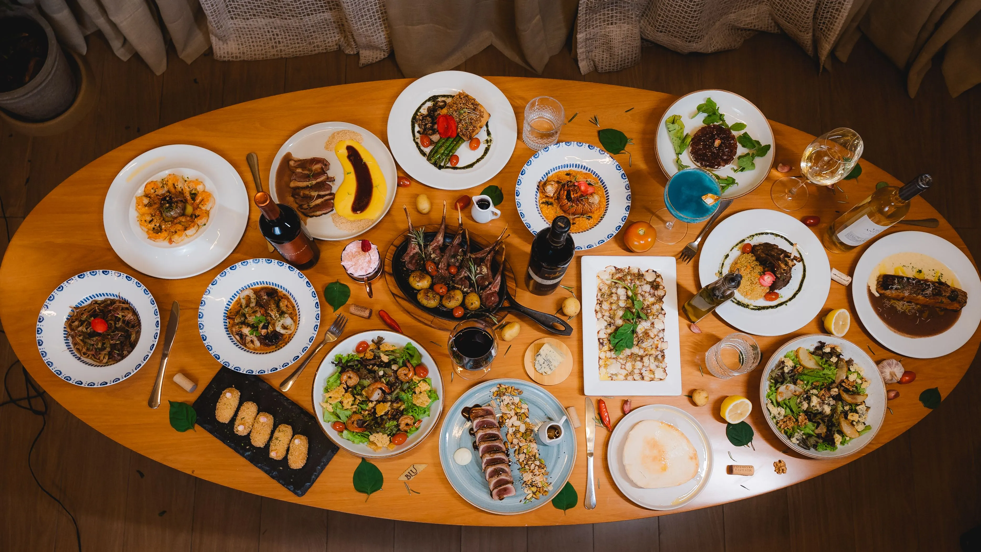 Table dressée avec plusieurs plats contrastés prêts à être partagés