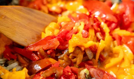 Taktouka marocaine, compotée de poivrons grillés et tomates dans un bol, parsemée de coriandre et arrosée d'huile d'olive