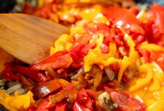 Taktouka marocaine, compotée de poivrons grillés et tomates dans un bol, parsemée de coriandre et arrosée d'huile d'olive