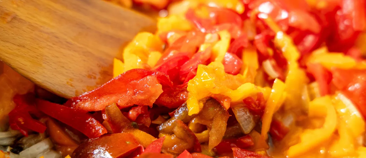 Taktouka marocaine, compotée de poivrons grillés et tomates dans un bol, parsemée de coriandre et arrosée d'huile d'olive