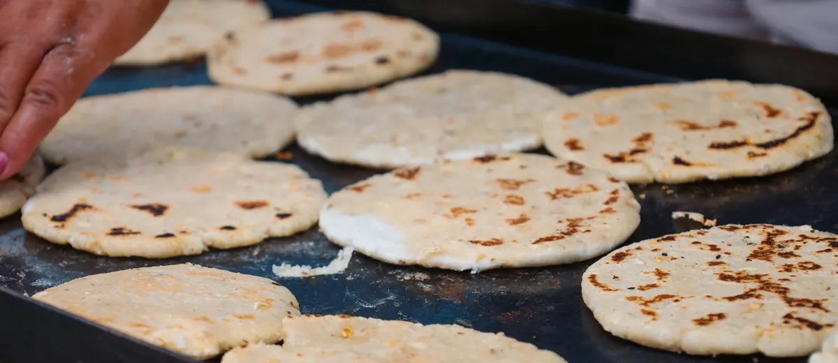 Taloa basque, galette de maïs dorée pliée sur une garniture de ventrèche grillée et fromage de brebis fondant