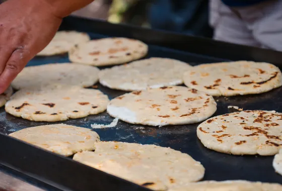 Taloa basque, galette de maïs dorée pliée sur une garniture de ventrèche grillée et fromage de brebis fondant