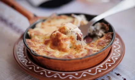 Tartiflette savoyarde gratinée au reblochon fondant sur des pommes de terre et lardons