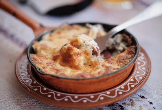 Tartiflette savoyarde gratinée au reblochon fondant sur des pommes de terre et lardons