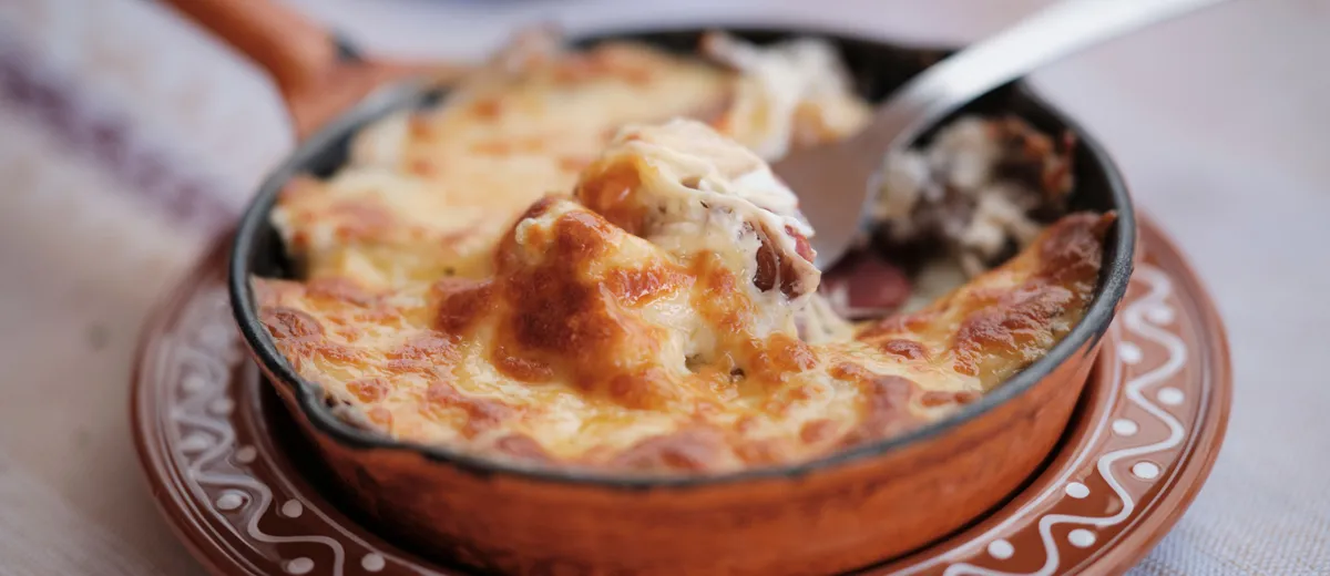 Tartiflette savoyarde gratinée au reblochon fondant sur des pommes de terre et lardons