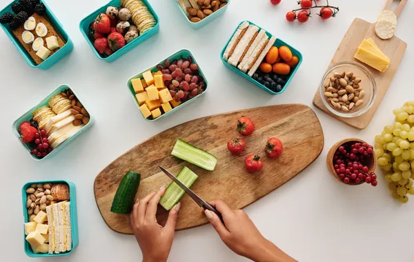 Boîtes hermétiques de plats maison étiquetés, prêts à congeler, alignés sur un plan de travail