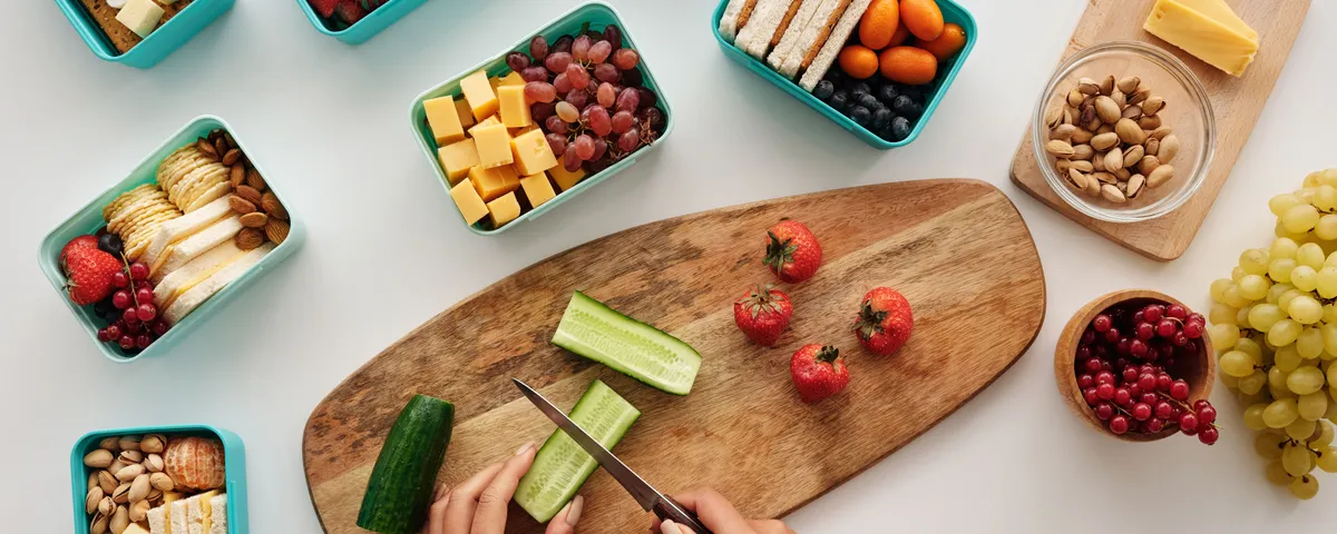 Boîtes hermétiques de plats maison étiquetés, prêts à congeler, alignés sur un plan de travail