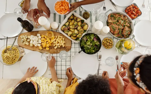 Table de rentrée conviviale, gratin doré et grande salade au centre, assiettes dépareillées