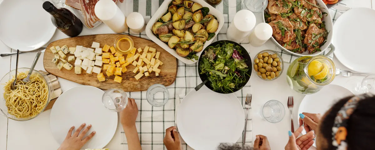 Table de rentrée conviviale, gratin doré et grande salade au centre, assiettes dépareillées