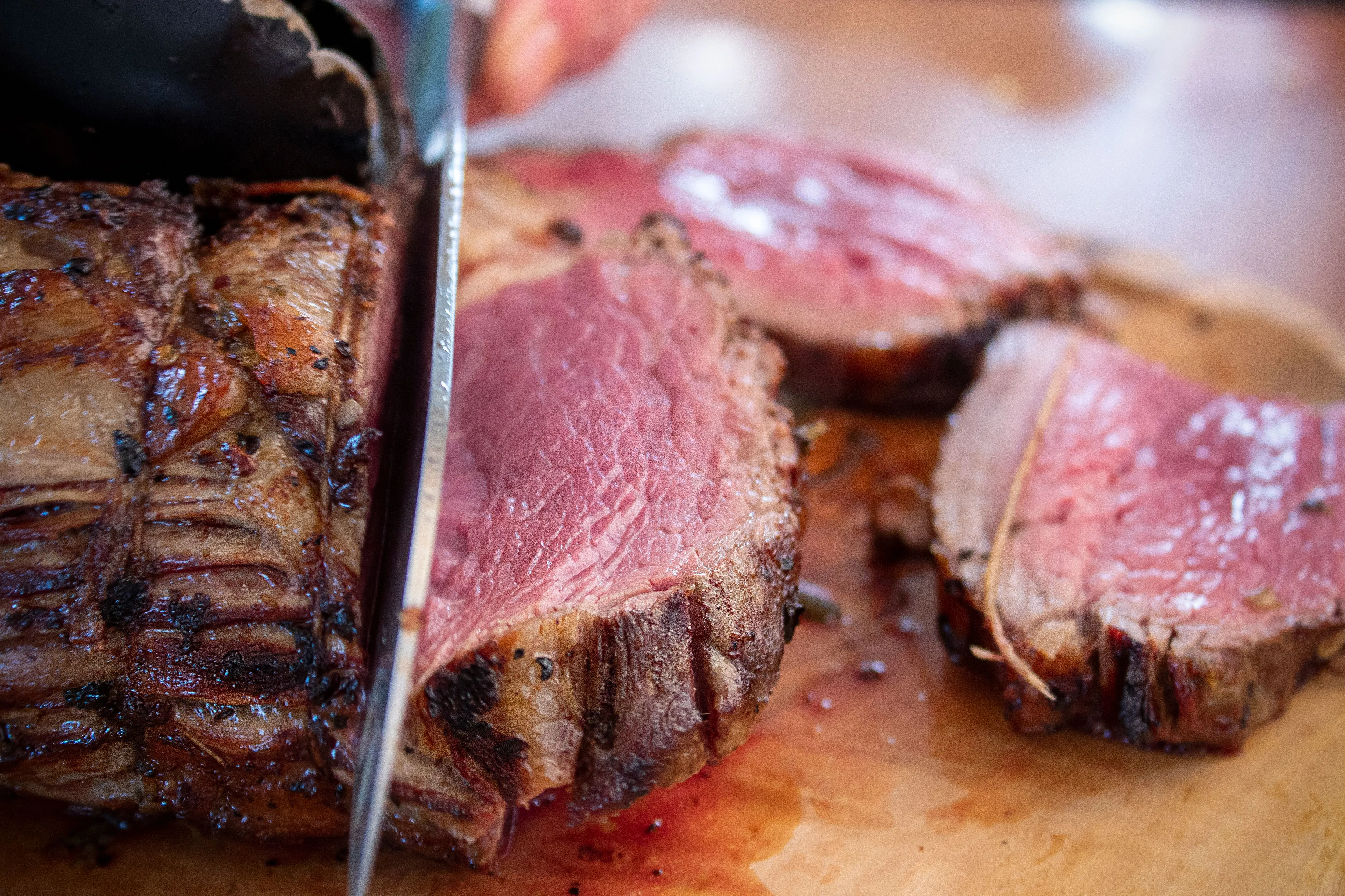 Tranches de rôti de bœuf rosées uniformément, du bord jusqu'au centre