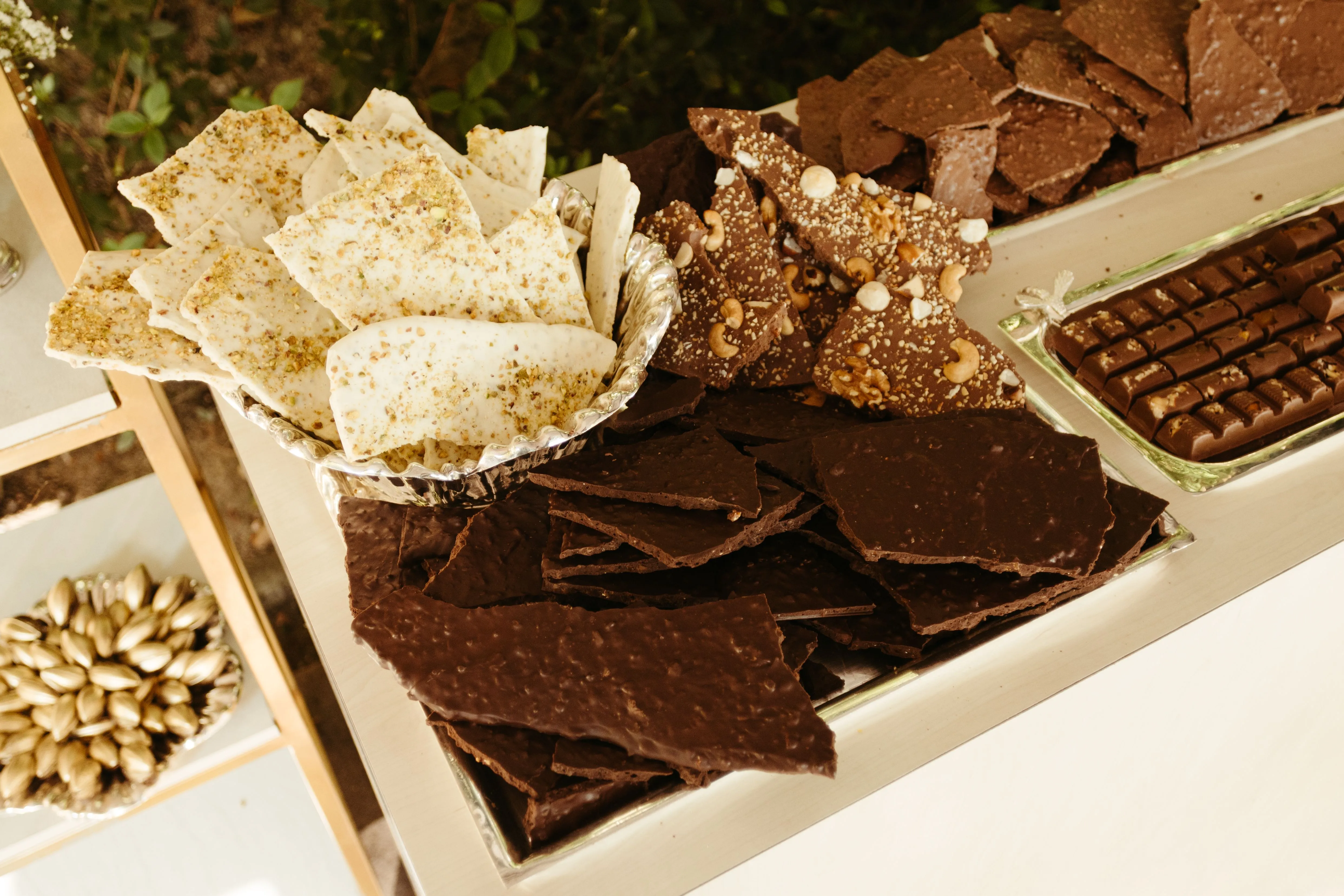 Trois bols séparés contenant chocolat noir, chocolat au lait et chocolat blanc concassés