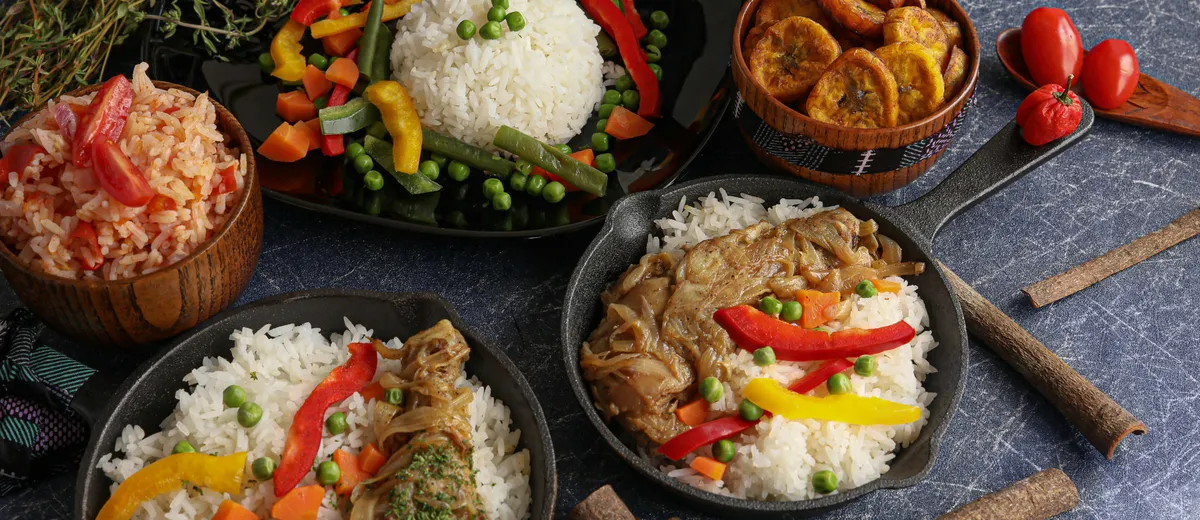 Yassa poulet sénégalais, cuisses dorées nappées d'une sauce épaisse aux oignons confits et citron, servi avec du riz blanc.